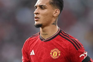 1亿镑抢人！曼联夏窗砸托纳利接班卡塞米罗，四大豪门围猎纽卡核心！